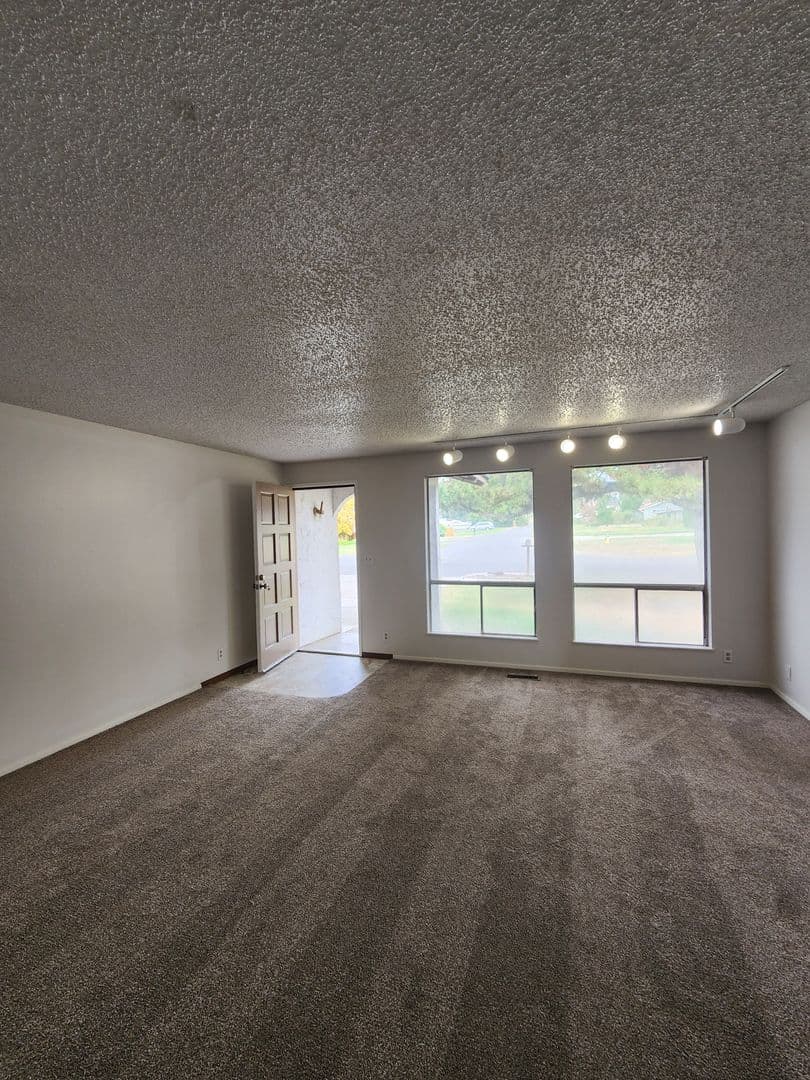 Yakima Apartment: 6104 W. Walnut