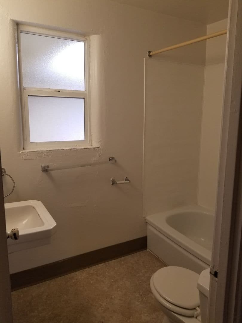 Yakima Apartment: 309 N. 41st Ave