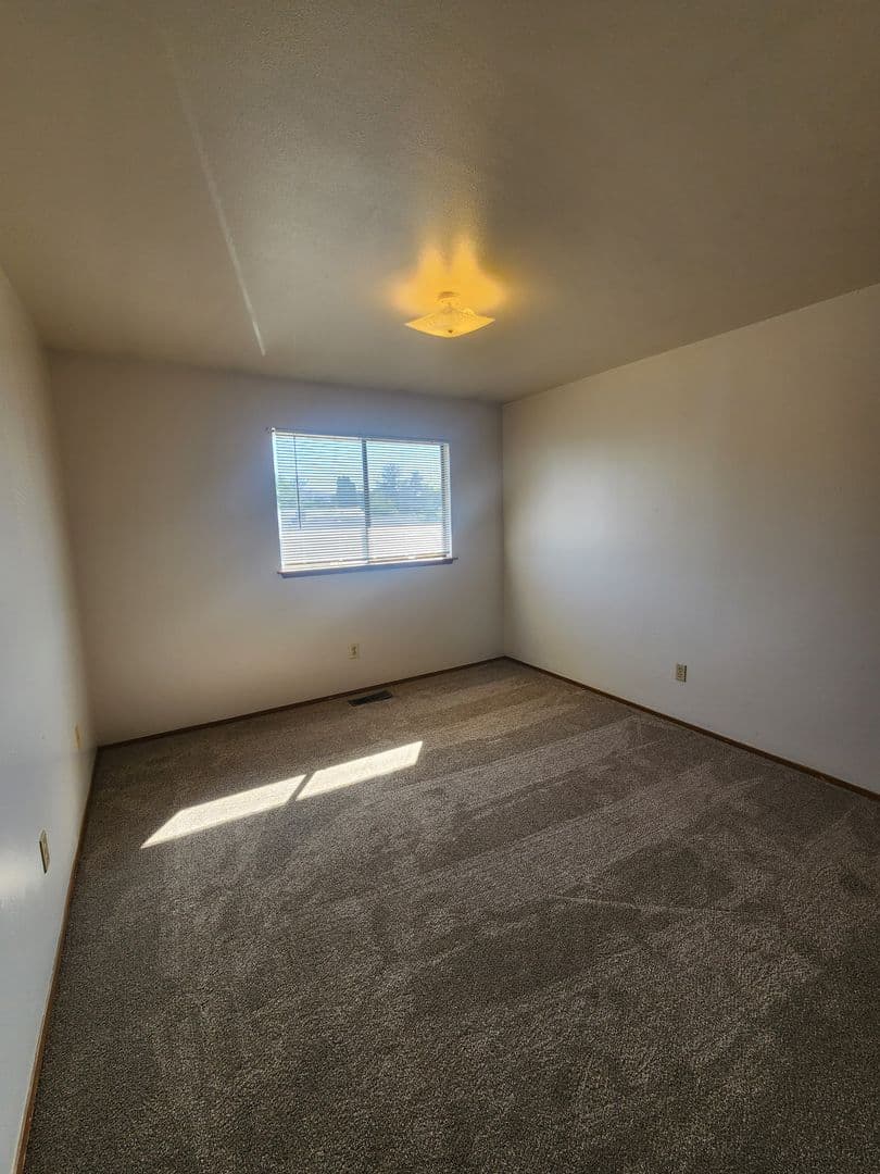 Yakima Apartment: 2201 W. Logan Ave