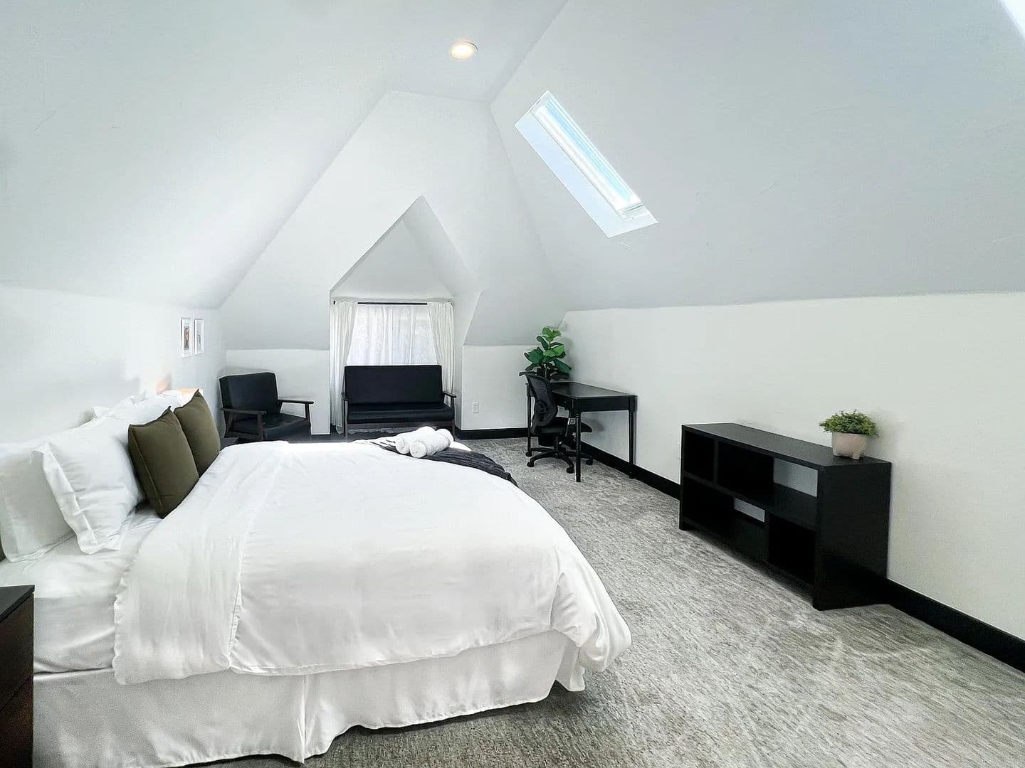 Denver House: 2943 N York St