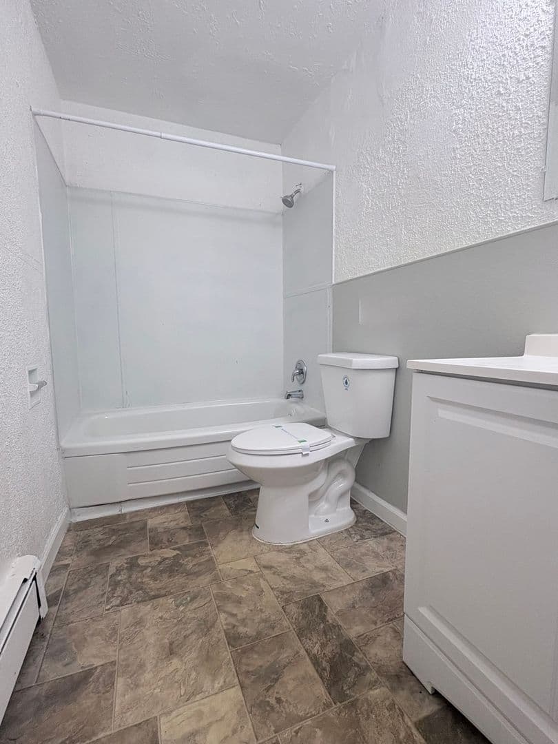 Aurora Apartment: 1666 Clinton St