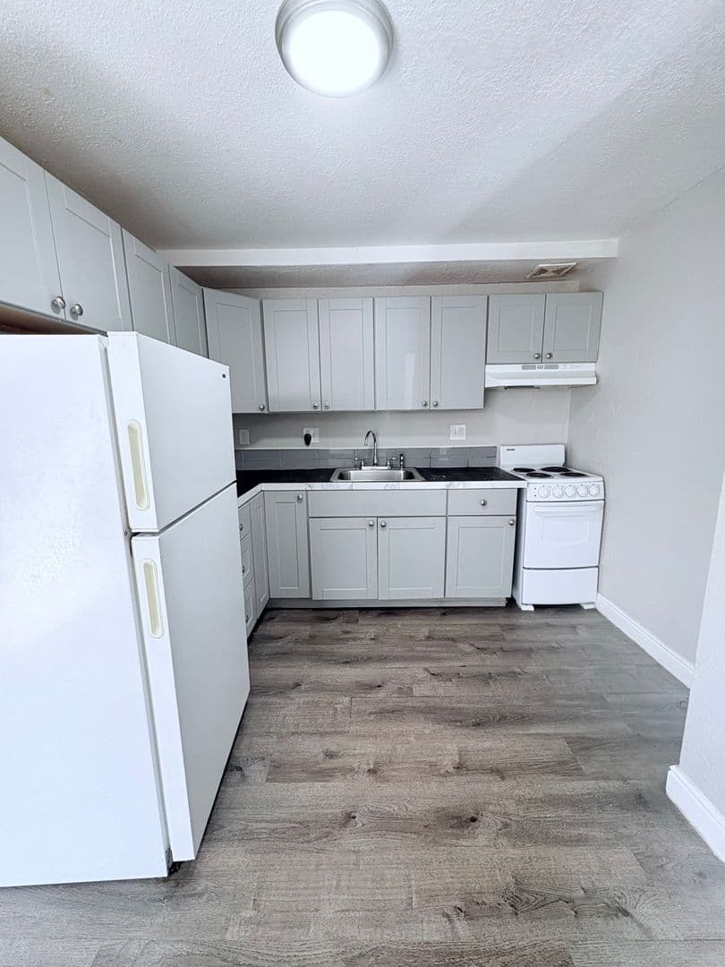 Aurora Apartment: 1666 Clinton St