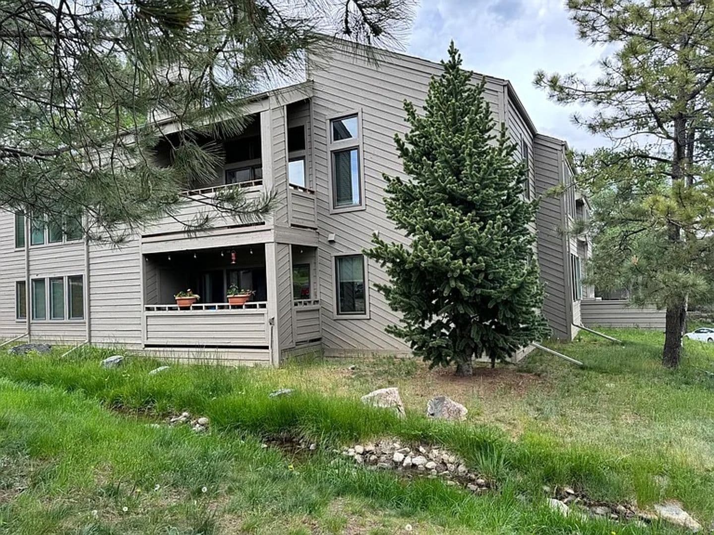 Golden Condo: 23646 Pondview Pl