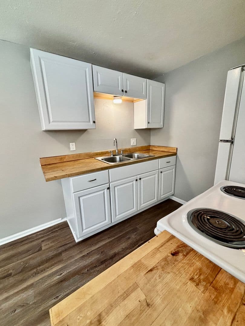 Aurora Apartment: 1437 North Moline Street