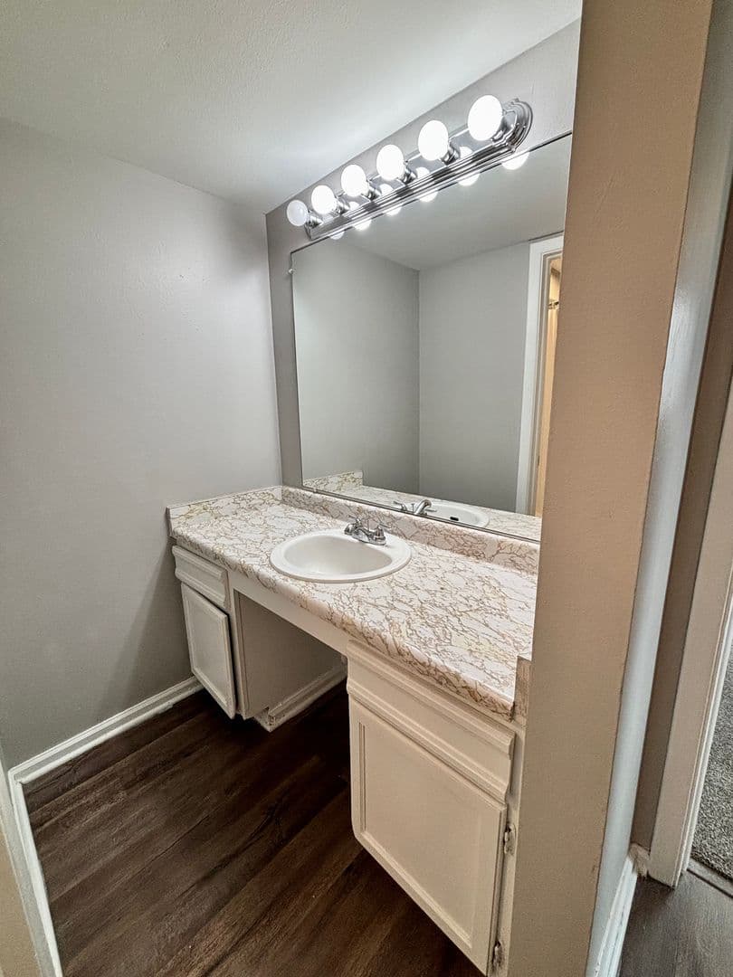 Aurora Apartment: 1437 North Moline Street