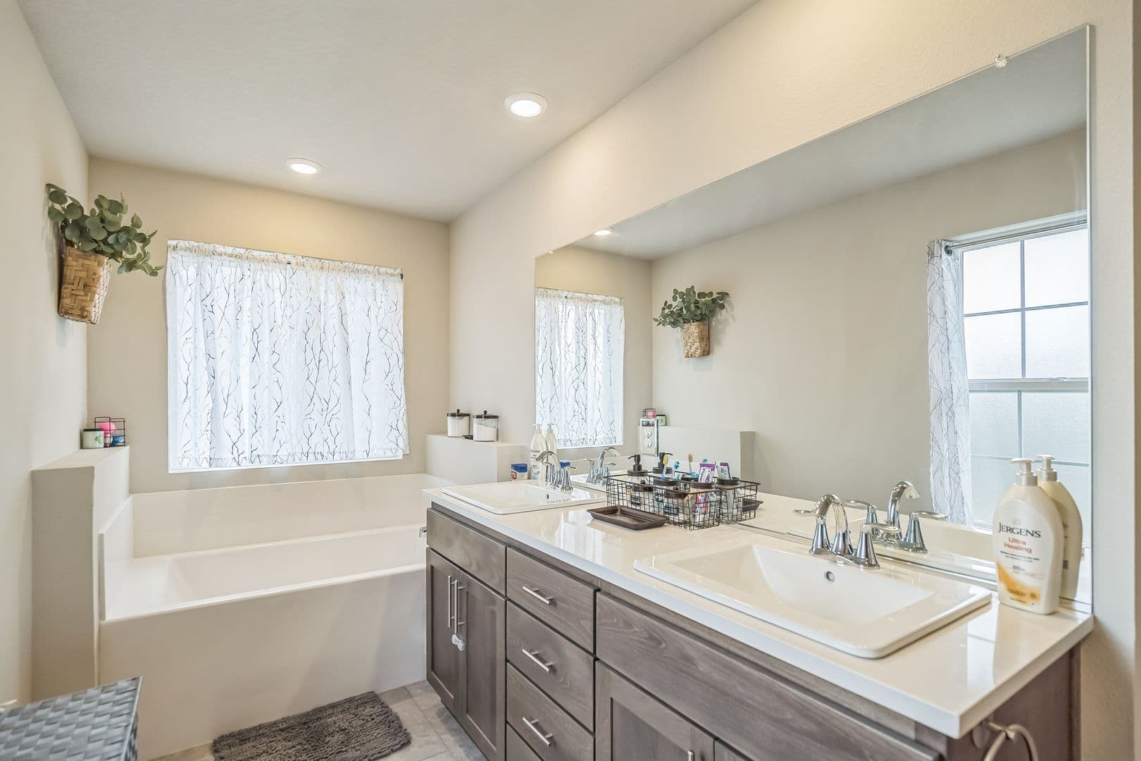 North Plains House: 31305 NW Turel Dr