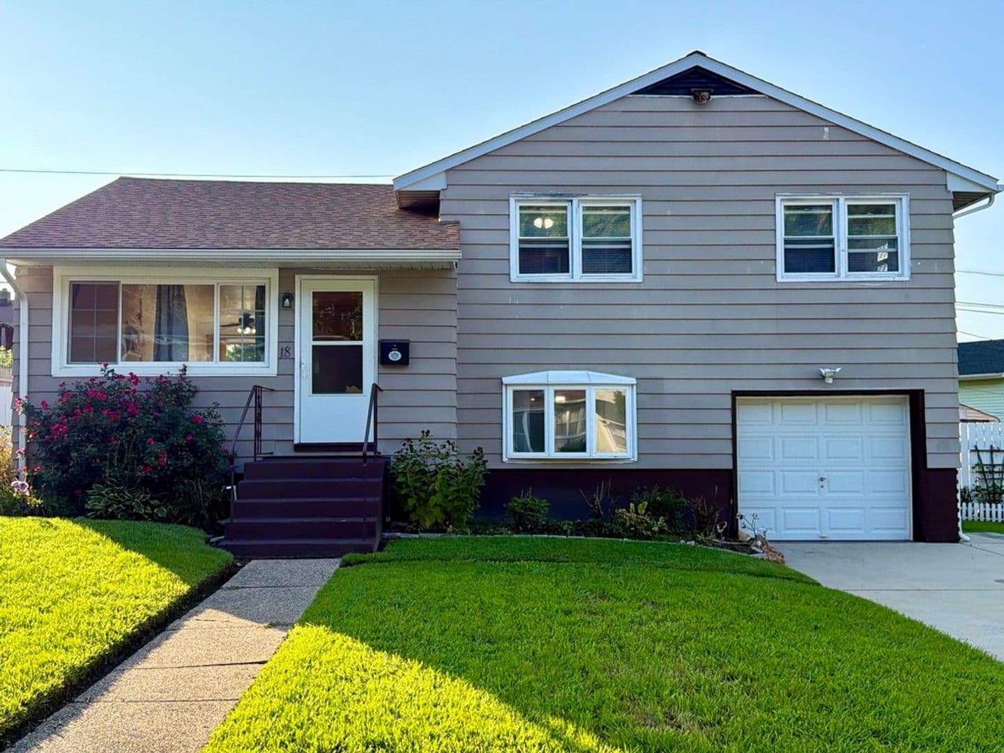 New Castle House: 18 Aquilla Ave