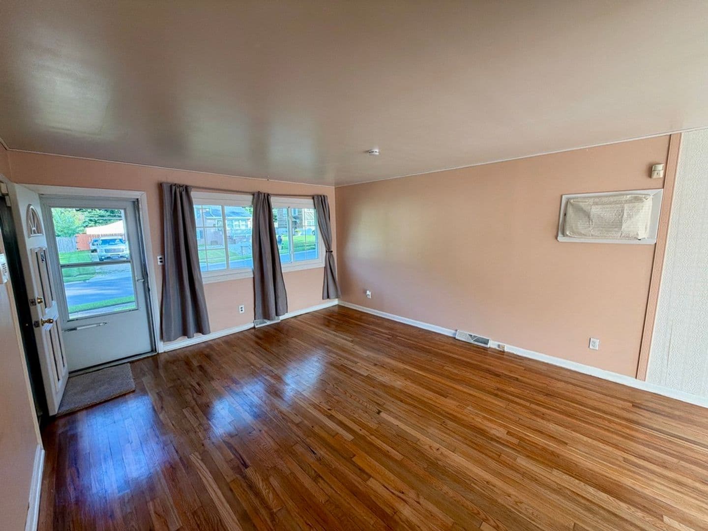 New Castle House: 18 Aquilla Ave