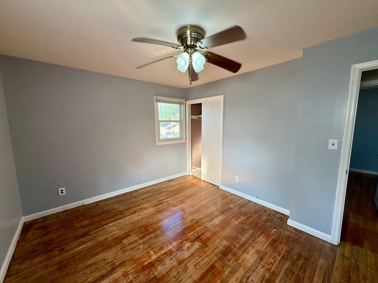 New Castle House: 18 Aquilla Ave
