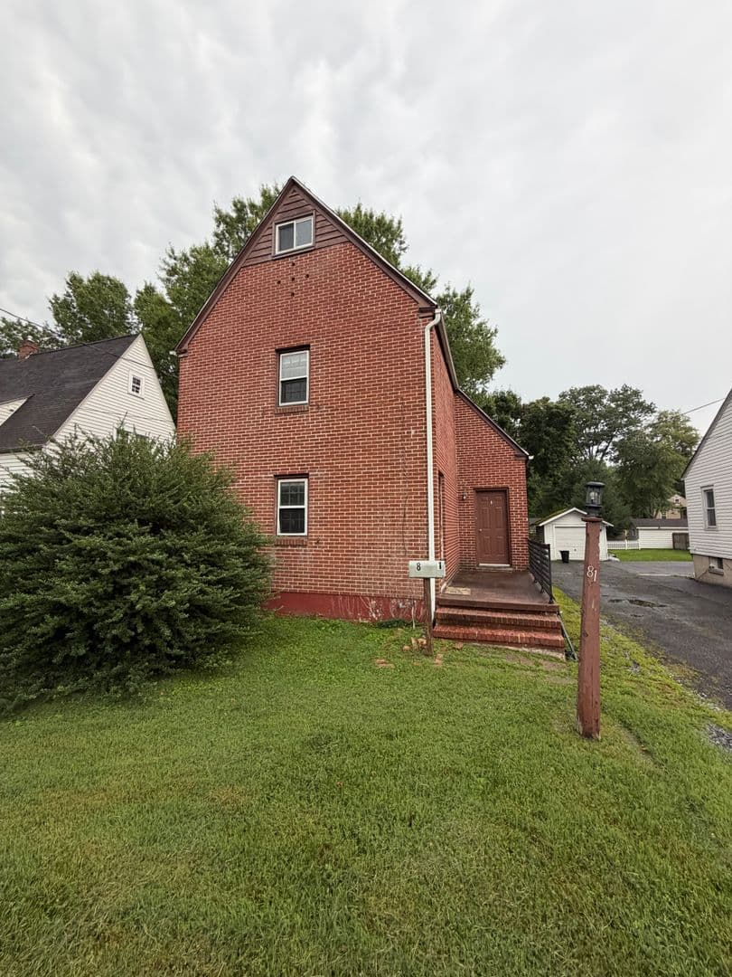 Newark Apartment: 81 E Park Place