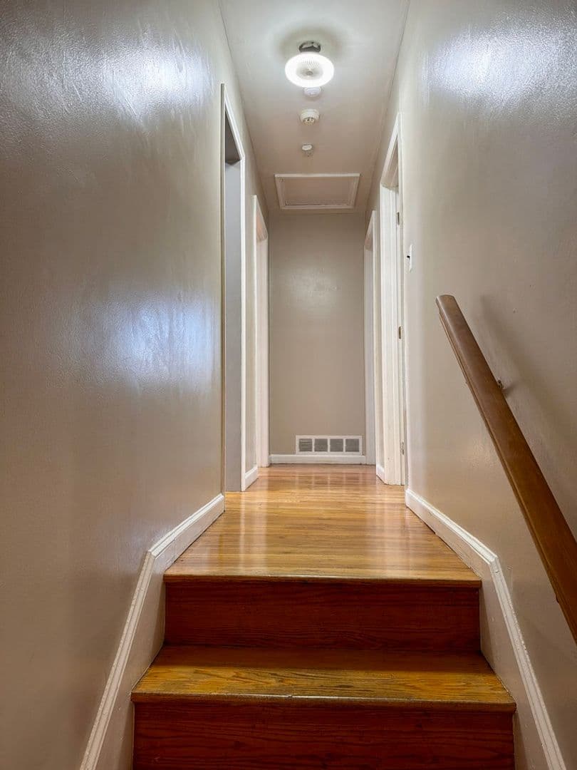 New Castle House: 18 Aquilla Ave