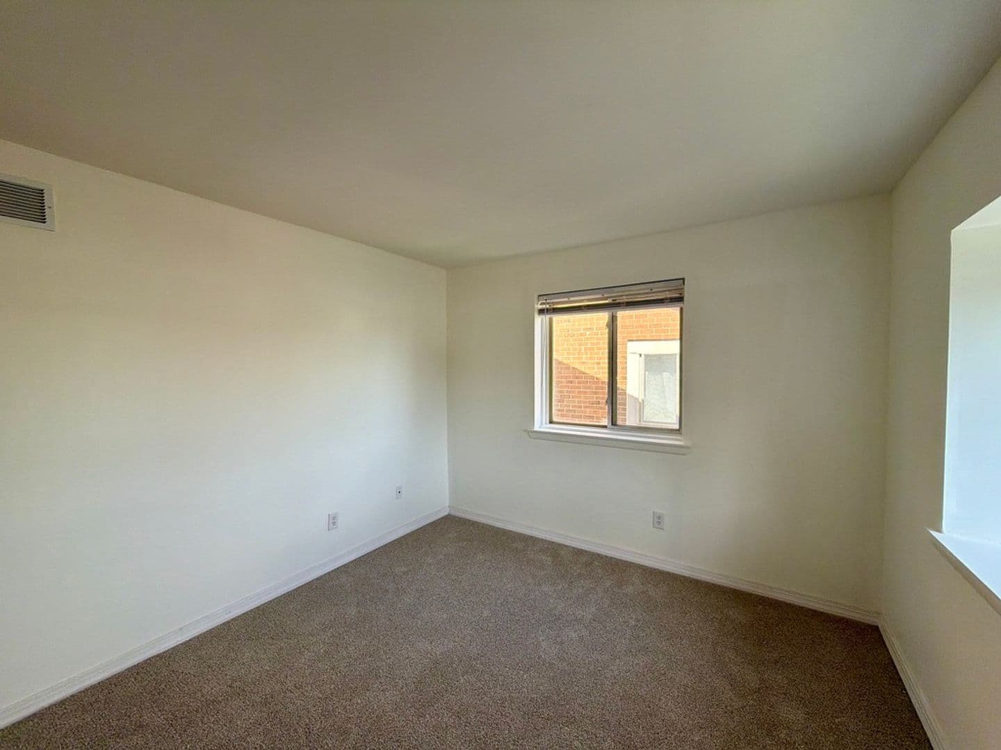 Newark Townhome: 605 Cobble Creek Curve