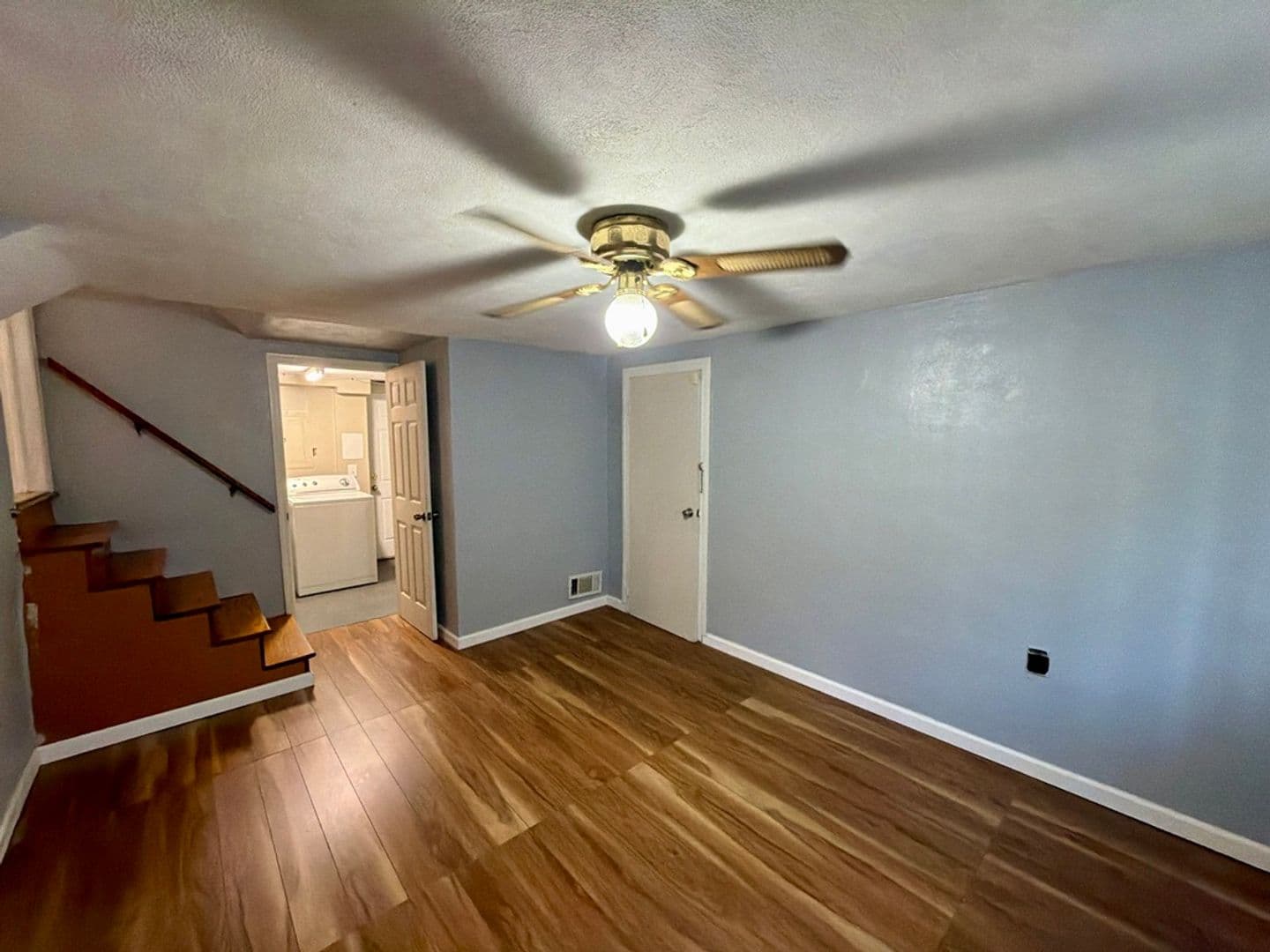 New Castle House: 18 Aquilla Ave