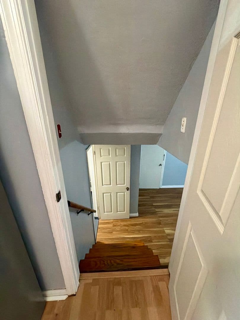 New Castle House: 18 Aquilla Ave