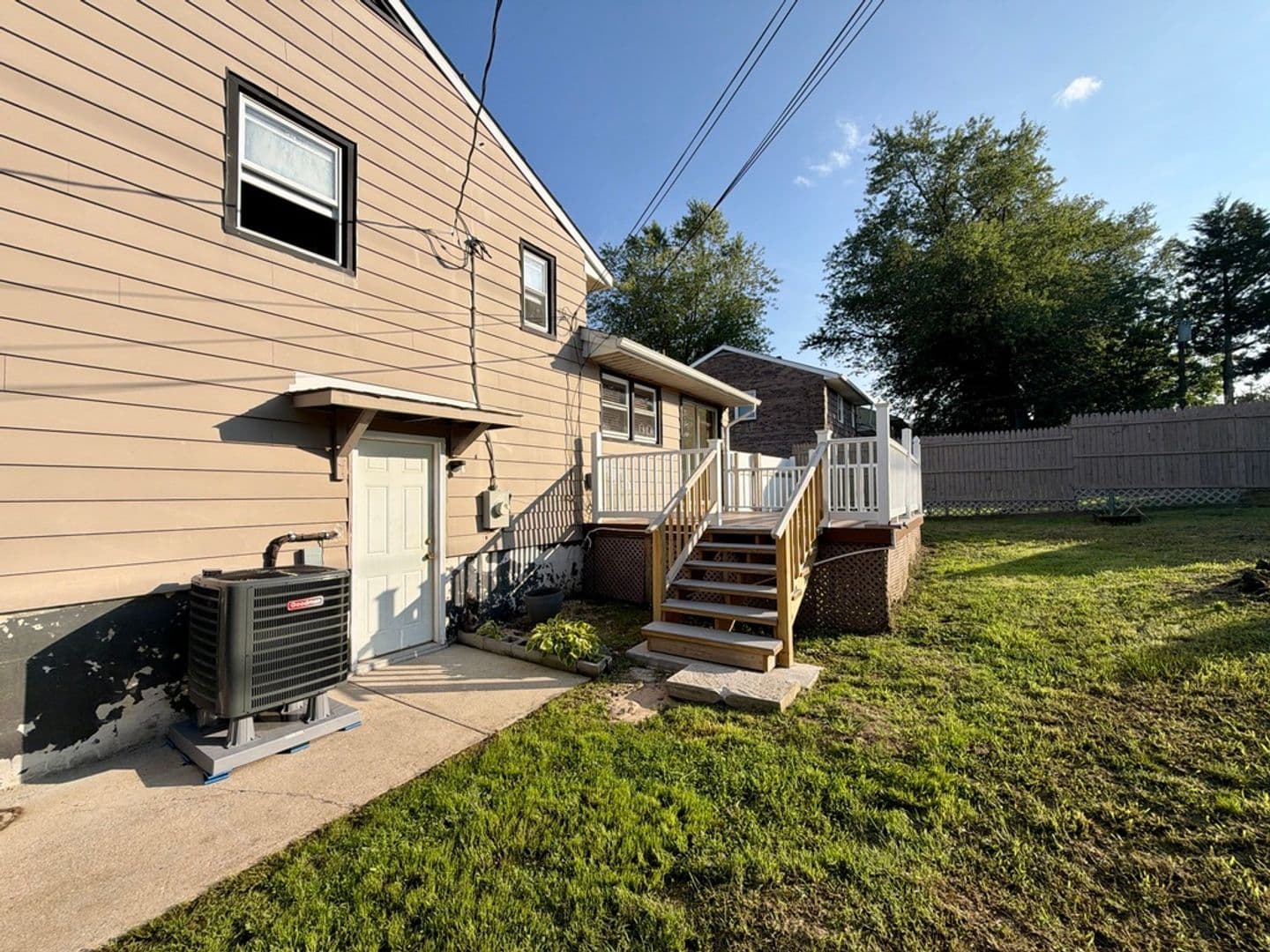 New Castle House: 18 Aquilla Ave
