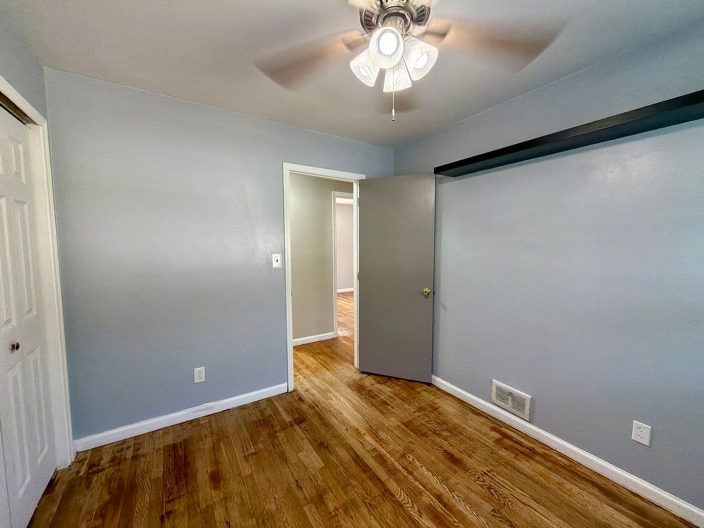 New Castle House: 18 Aquilla Ave