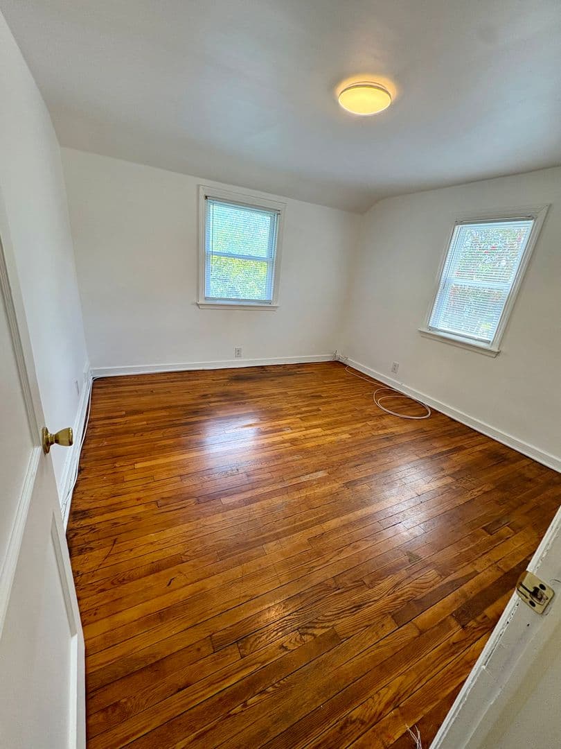 New Castle House: 118 Atlas Dr