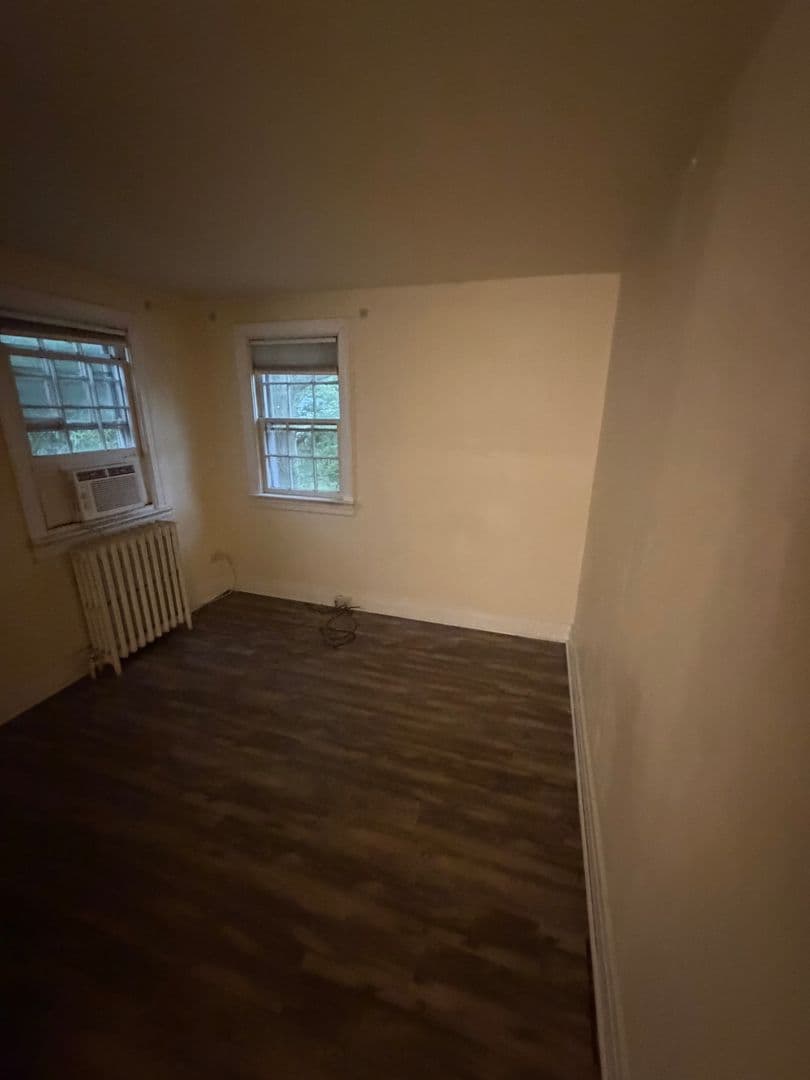 Newark Apartment: 81 E Park Place