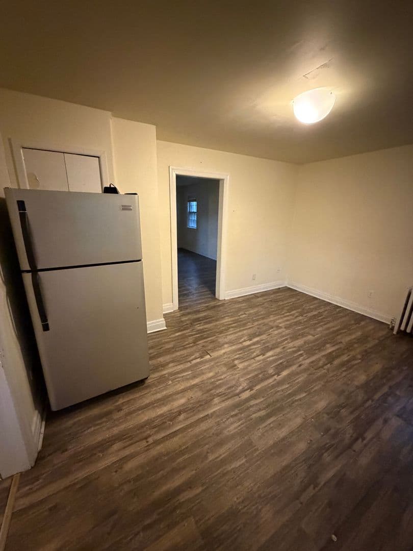 Newark Apartment: 81 E Park Place
