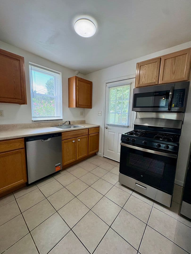 New Castle House: 118 Atlas Dr