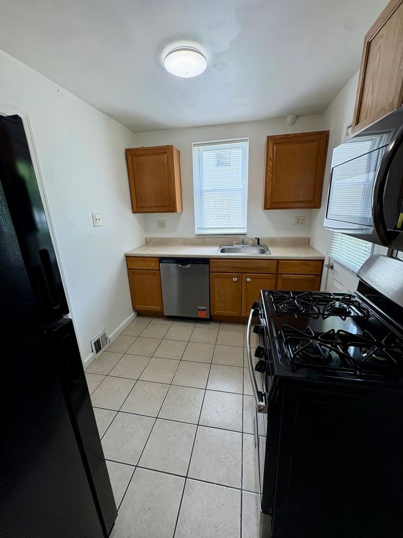 New Castle House: 118 Atlas Dr