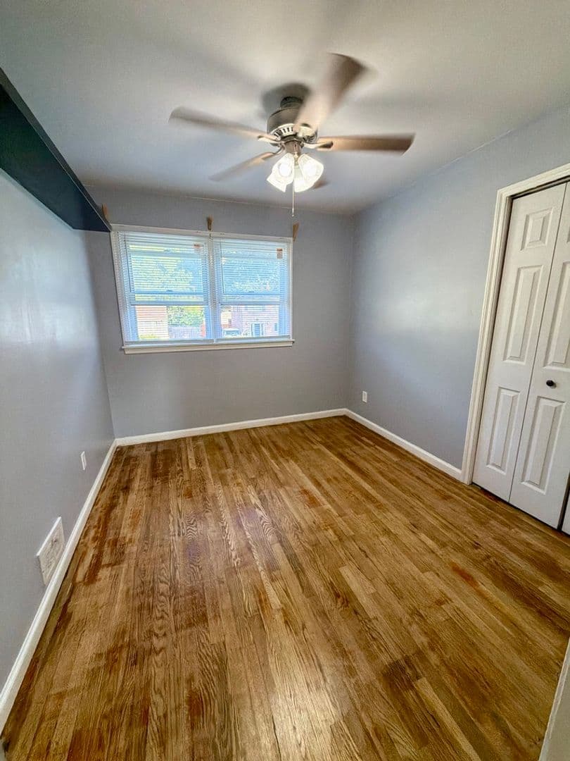 New Castle House: 18 Aquilla Ave