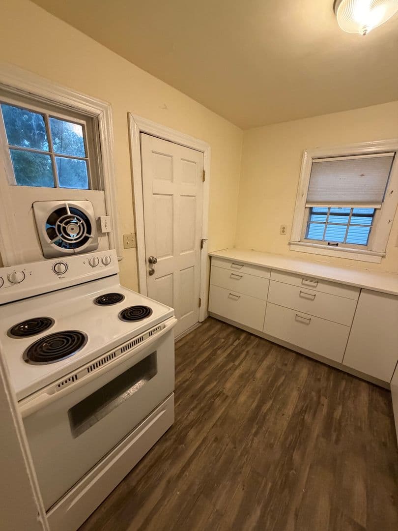 Newark Apartment: 81 E Park Place