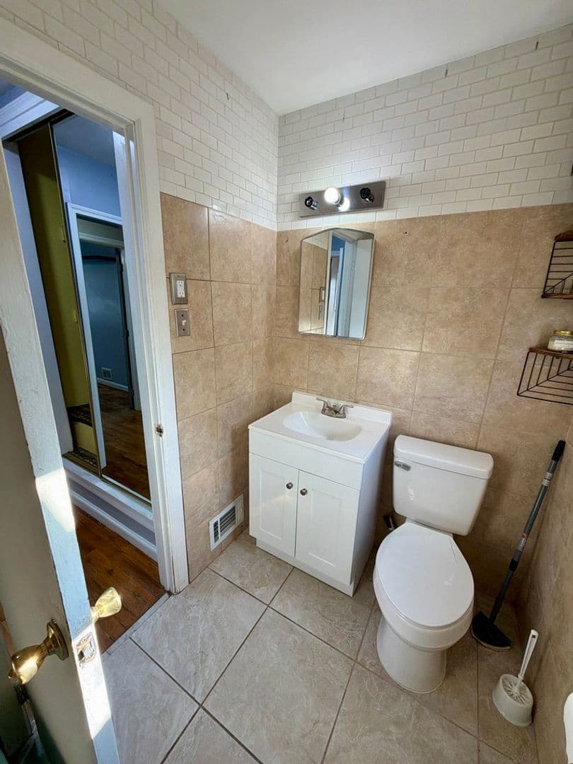 New Castle House: 18 Aquilla Ave