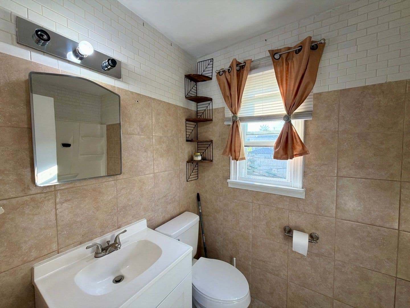 New Castle House: 18 Aquilla Ave