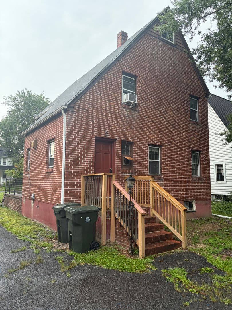 Newark Apartment: 81 E Park Place
