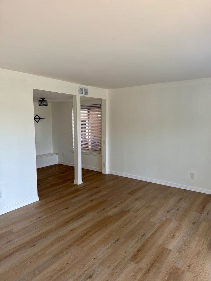 Newark Townhome: 605 Cobble Creek Curve