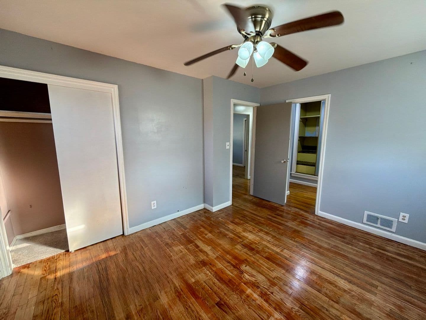 New Castle House: 18 Aquilla Ave