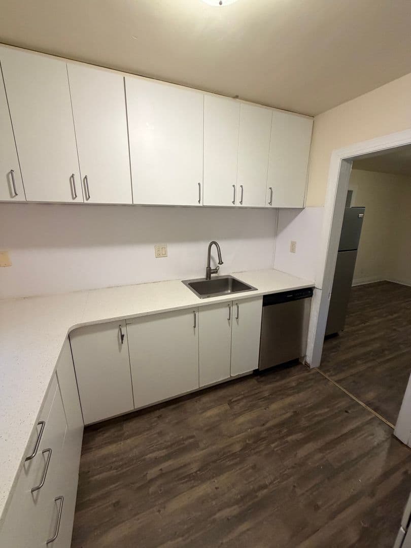 Newark Apartment: 81 E Park Place