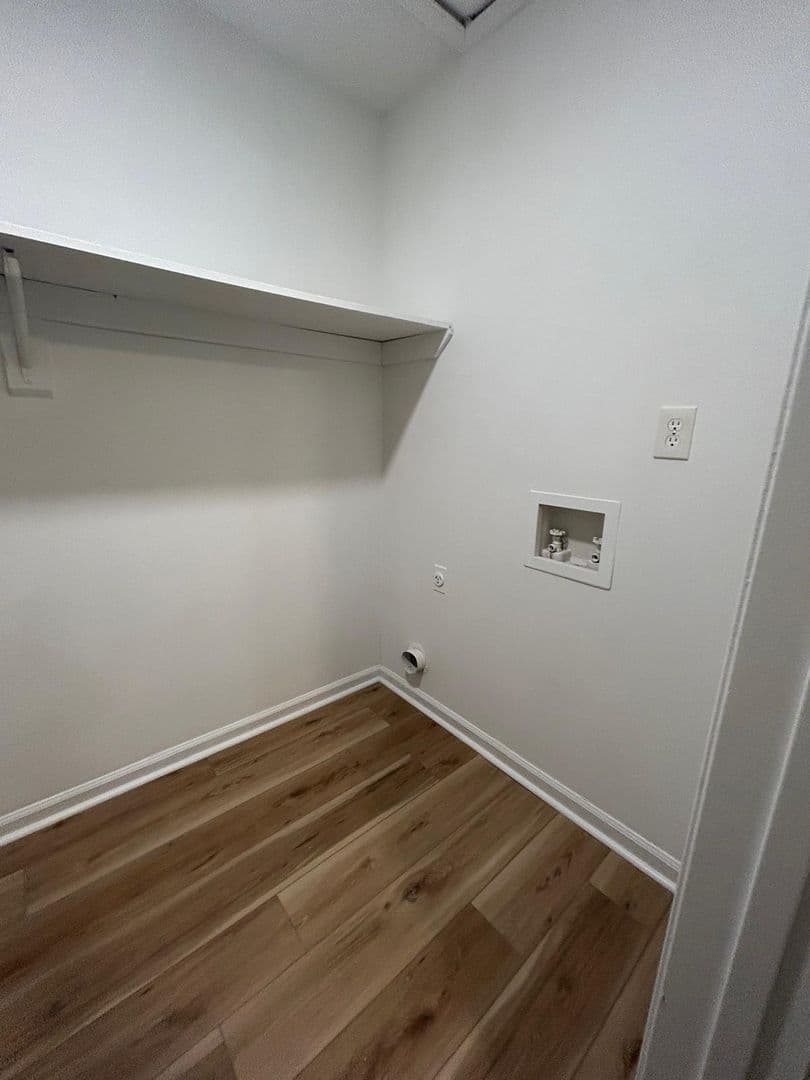 Lexington Apartment: 357 Community Dr. APT G