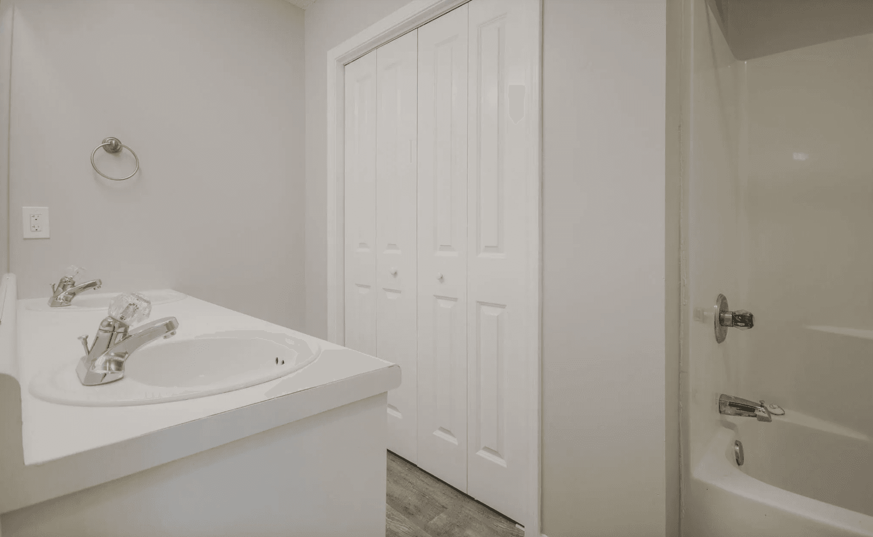 Columbia Multiplex: 102 Winterberry Ln. - Apt B