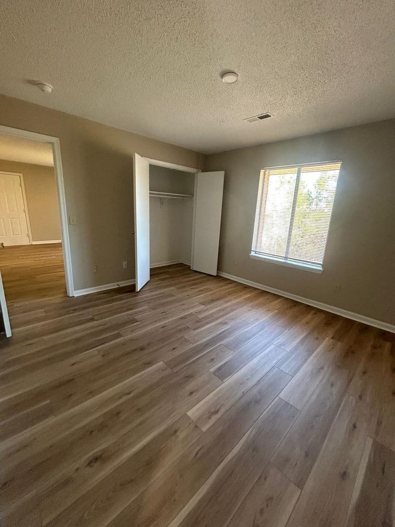 Lexington Apartment: 357 Community Dr. APT G