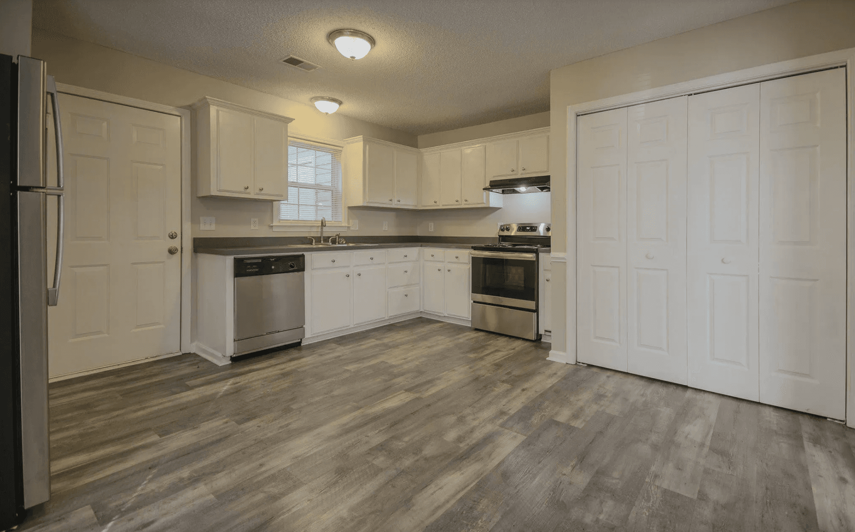 Columbia Multiplex: 102 Winterberry Ln. - Apt B