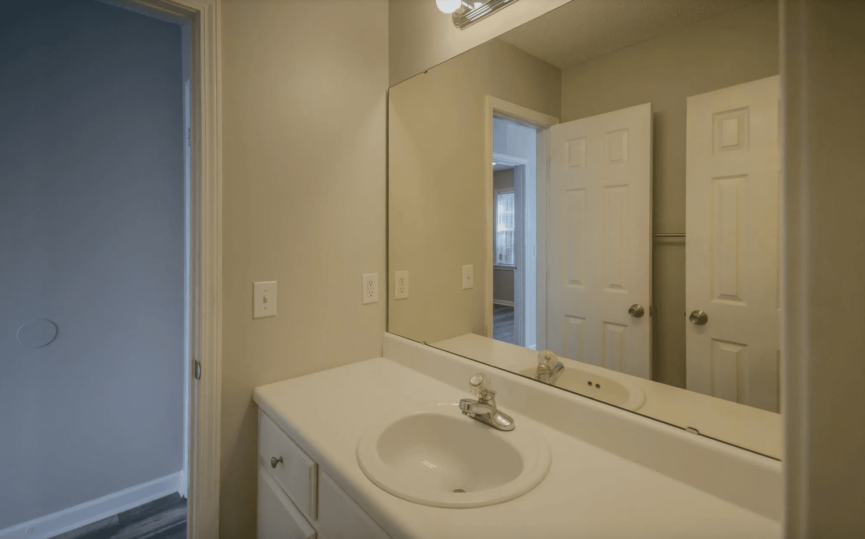 Columbia Multiplex: 102 Winterberry Ln. - Apt B