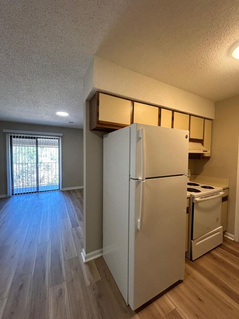 Lexington Apartment: 357 Community Dr. APT G