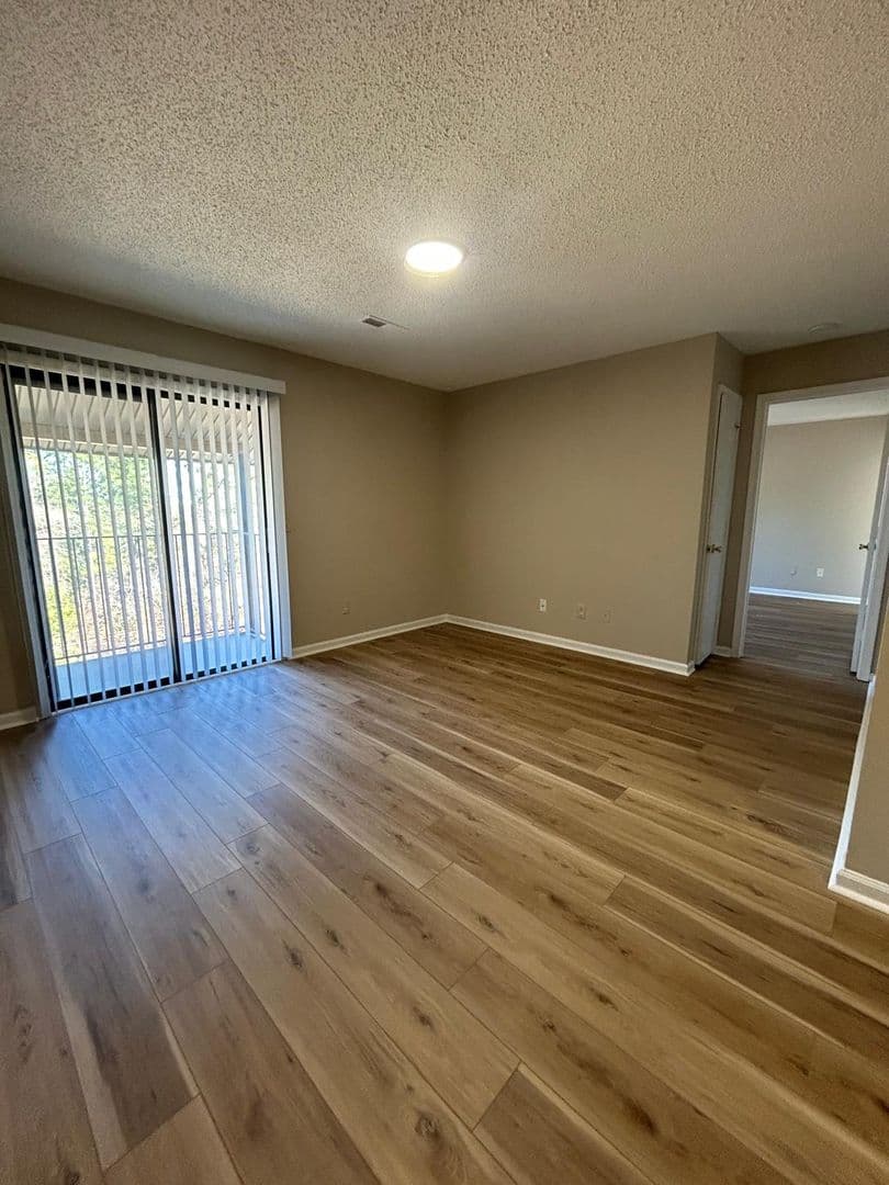 Lexington Apartment: 357 Community Dr. APT G