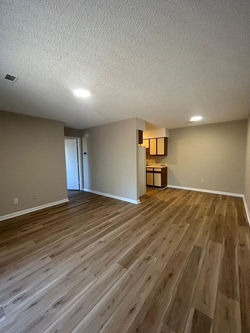 Lexington Apartment: 357 Community Dr. APT G