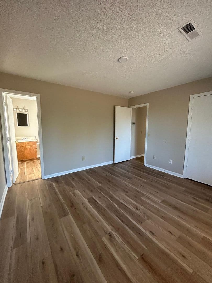 Lexington Apartment: 357 Community Dr. APT G