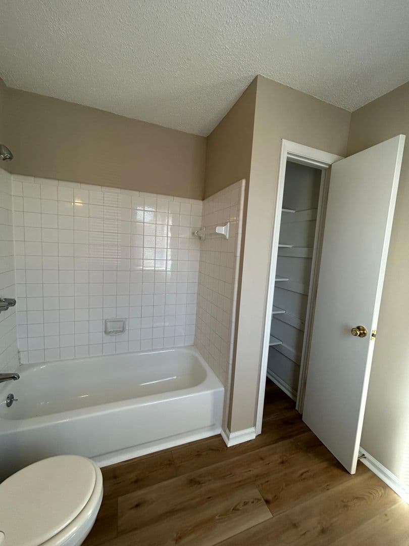 Lexington Apartment: 357 Community Dr. APT G