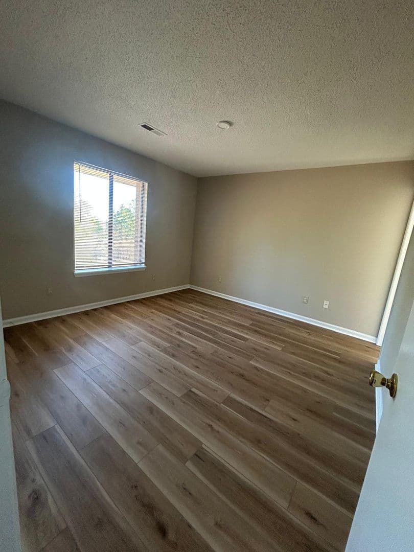 Lexington Apartment: 357 Community Dr. APT G