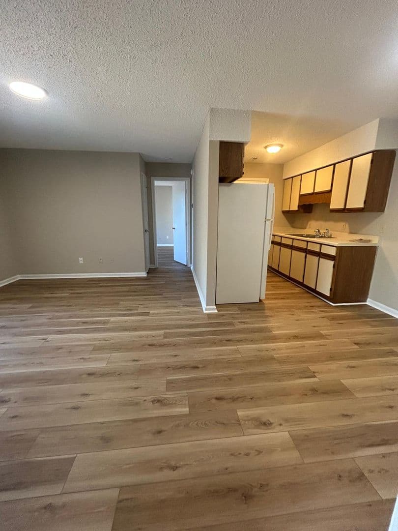 Lexington Apartment: 357 Community Dr. APT G