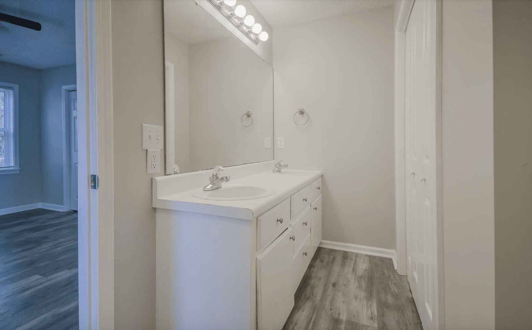 Columbia Multiplex: 102 Winterberry Ln. - Apt B