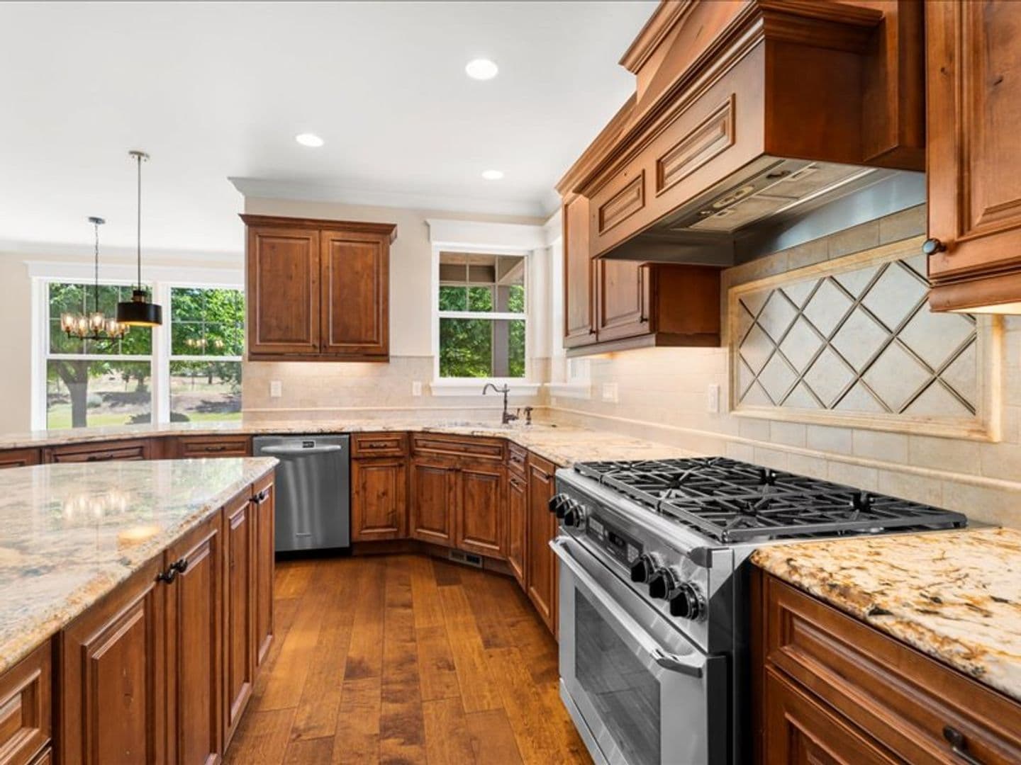 Bend House: 64420 Bailey Rd
