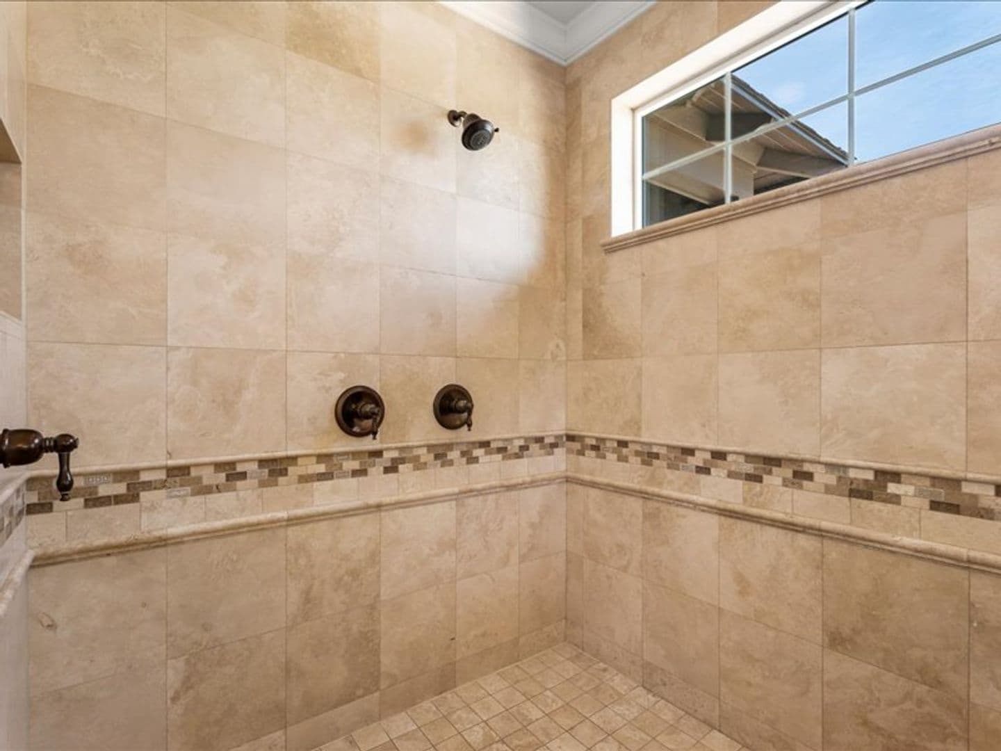 Bend House: 64420 Bailey Rd