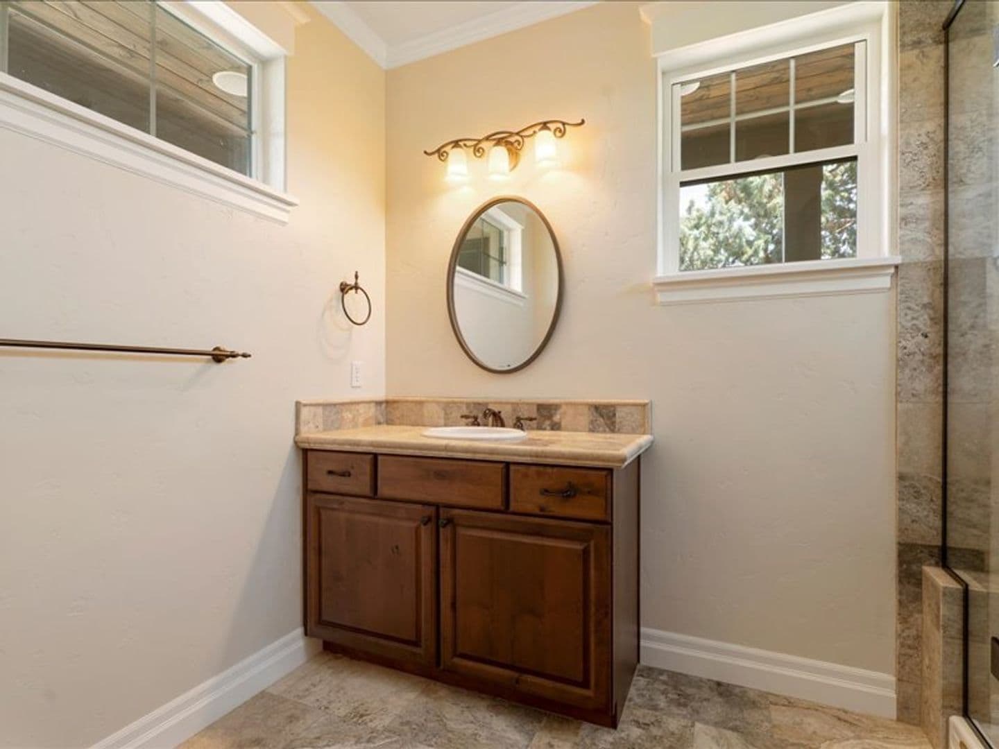 Bend House: 64420 Bailey Rd