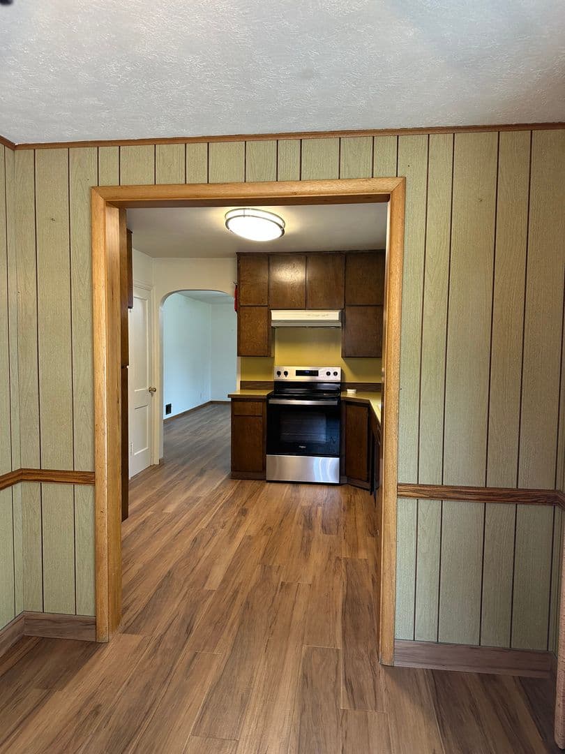 Bend House: 61456 SE Brosterhous Rd.